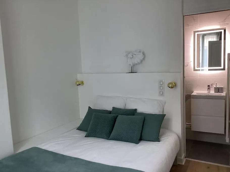 Cocon Chic Parisien Niche Au Coeur De Montmartre Apartment 0*, Paris