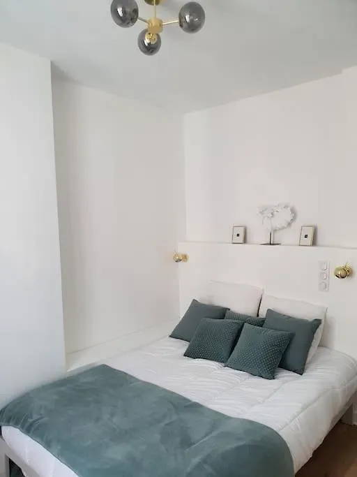 Cocon Chic Parisien Niche Au Coeur De Montmartre Apartment  Paris