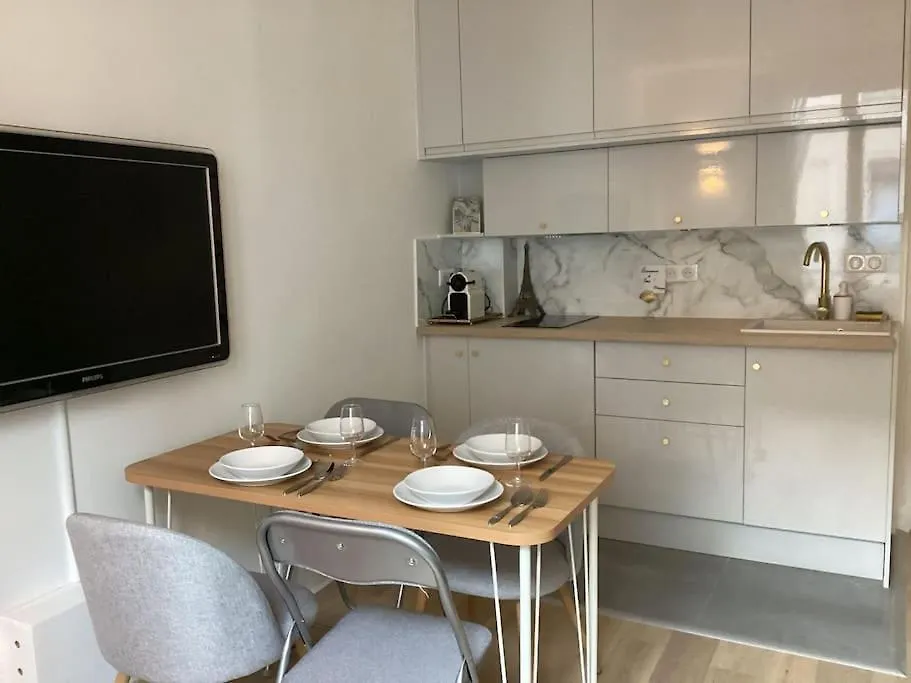 Cocon Chic Parisien Niche Au Coeur De Montmartre Apartment 0*, Paris